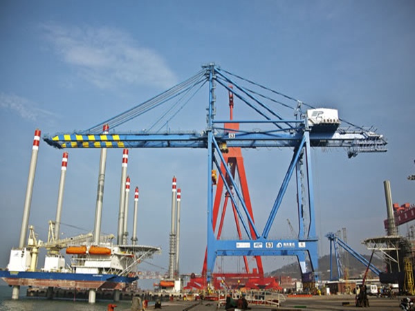 廣東汕頭岸邊集裝箱起重機(jī)廠家的岸邊集裝箱起重機(jī)節(jié)能環(huán)保 系統(tǒng)優(yōu)良