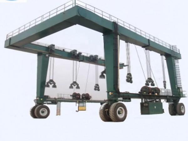 廣東汕頭游艇搬運(yùn)機(jī)廠家游艇搬運(yùn)機(jī)采用柔軟吊帶不傷船只
