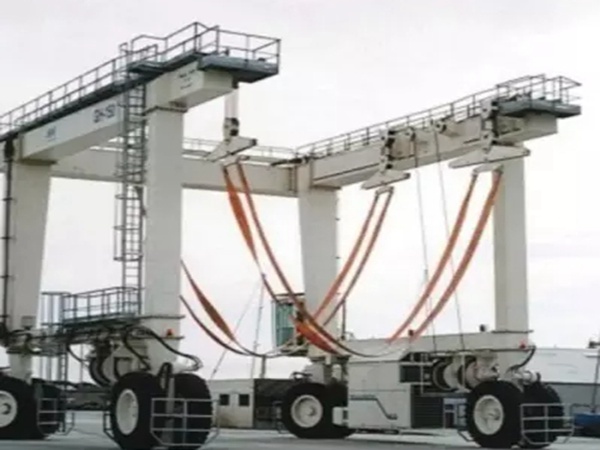 山東煙臺(tái)游艇搬運(yùn)機(jī)廠家游艇搬運(yùn)機(jī)機(jī)動(dòng)性強(qiáng)