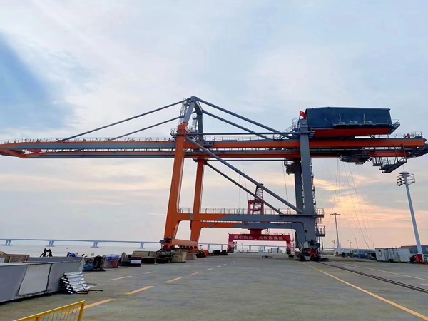 ?福建龍巖岸邊集裝箱起重機(jī)廠家岸邊集裝箱起重機(jī)結(jié)構(gòu)穩(wěn)固 