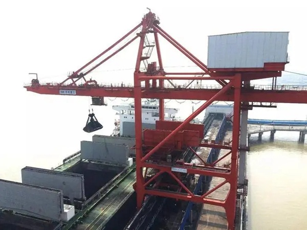 福建泉州岸橋起重機廠家抓斗岸橋起重機作業(yè)效率高