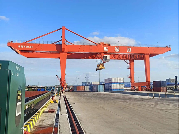 上海集裝箱門式起重機(jī)廠家集裝箱門式起重機(jī)穩(wěn)定性強(qiáng)