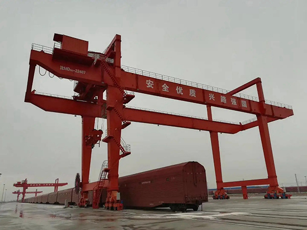 遼寧大連軌道式集裝箱起重機(jī)銷售公司軌道式集裝箱起重機(jī)操作簡(jiǎn)單