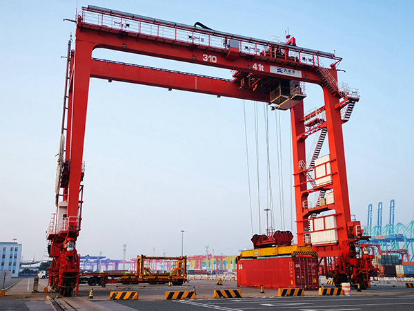 浙江杭州輪胎式門式起重機(jī)銷售公司輪胎式門式起重機(jī)安全環(huán)保